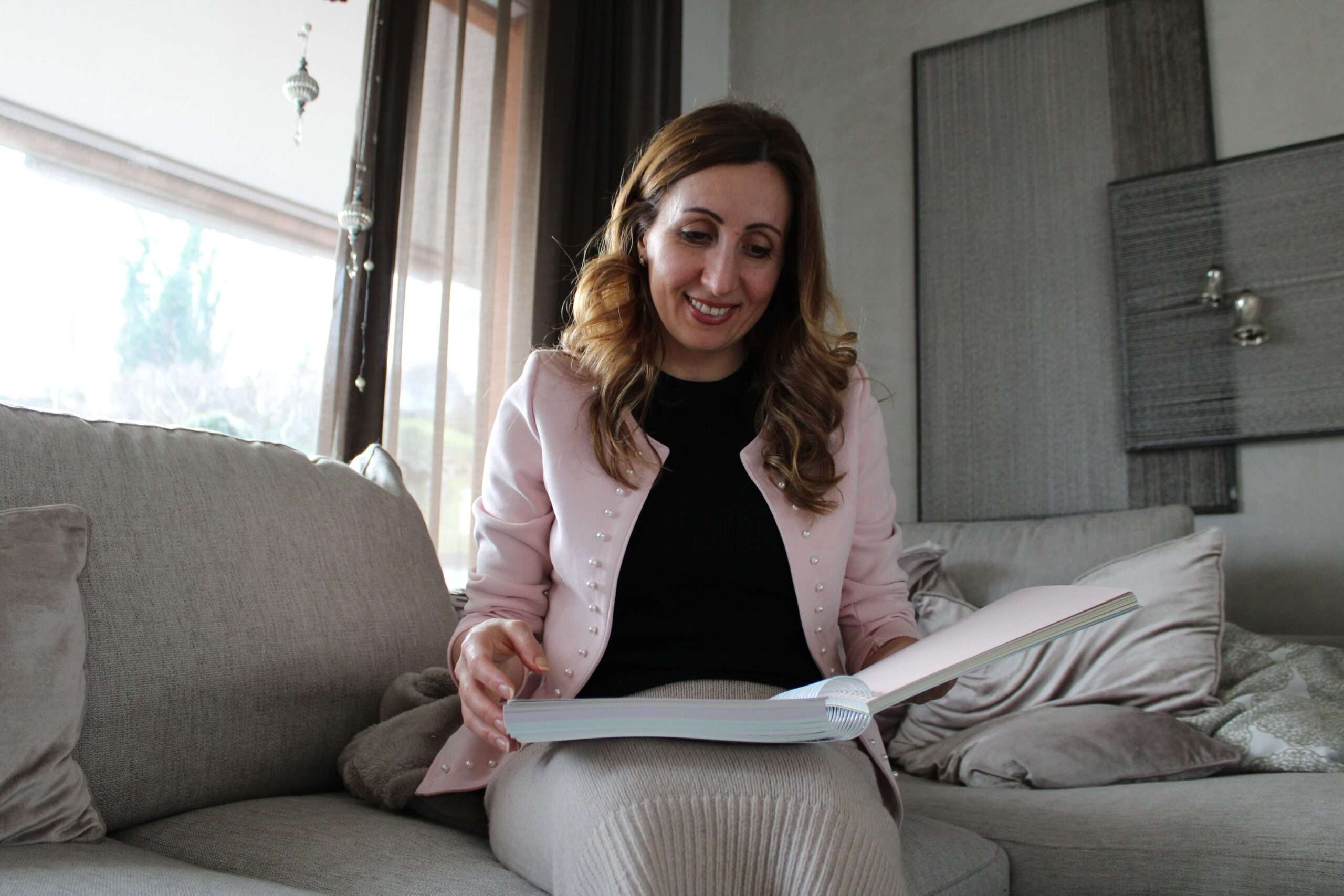 Oxana Beselea beim Buch anschauen Oxana Beselea beim Buch anschauen